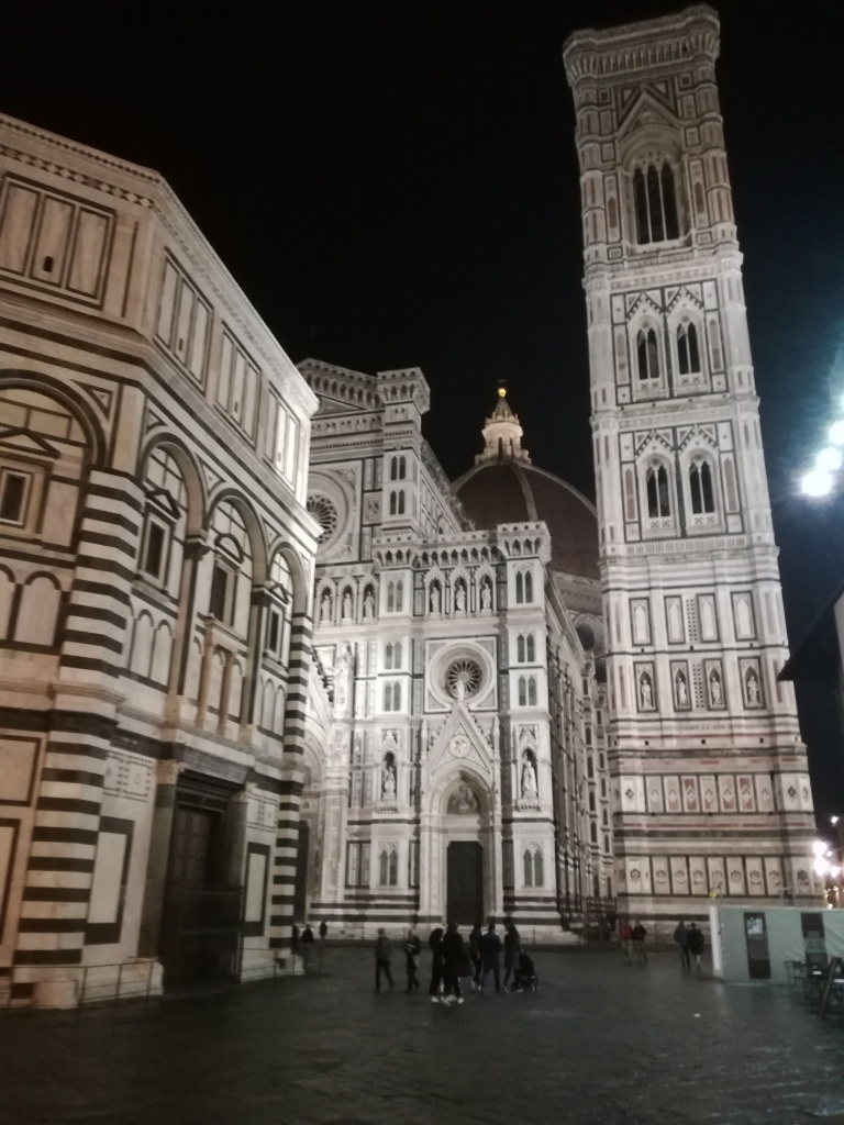  Santa Maria del Fiore di notte con il battistero e il campanile di Giotto